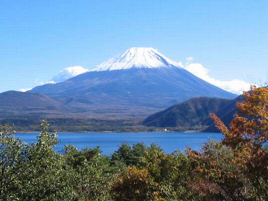 遠くに見える秋の富士山
