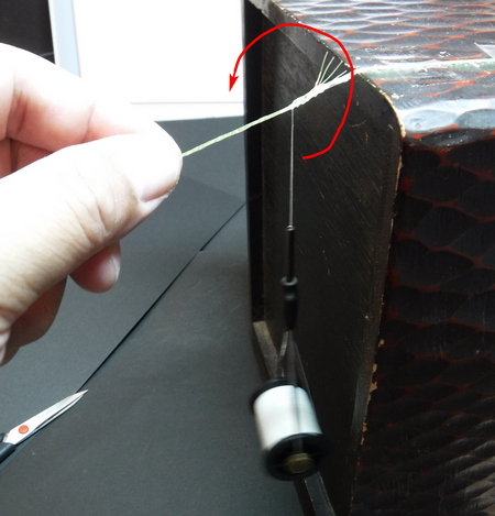 Tighten the thread (sewing thread) around the entire interlocked parts.