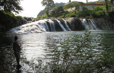 蔦の淵は東栄町市場の下流にある滝