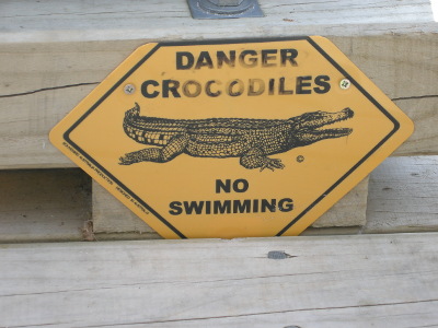 「危険・クロコダイル・遊泳禁止」