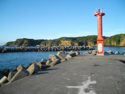 防波堤の突端の灯台