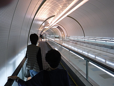 成田空港内の長い地下通路