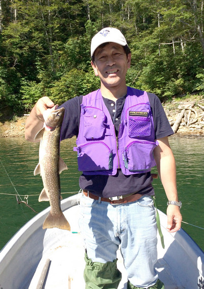 2016年度の宮田先輩の大物賞、湖岸からキャスティングで釣り上げた47cmの大イワナ