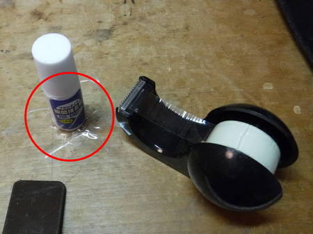 Secure the bottle of quick-drying glue with sticky tape in a position where it will not interfere with your work.
