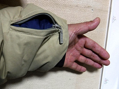 左袖の小型のジッパータイプポケット