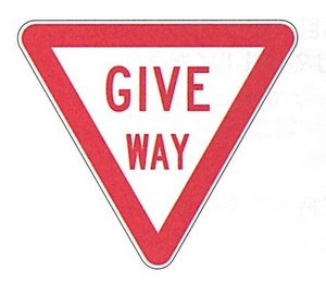 「GIVE WAY (譲れ)」の標識