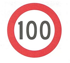 幹線道路では、特に指定がない限り、制限速度は時速100km