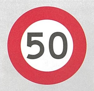 市街地では、特に標識がない限り、通常の制限速度は時速50km