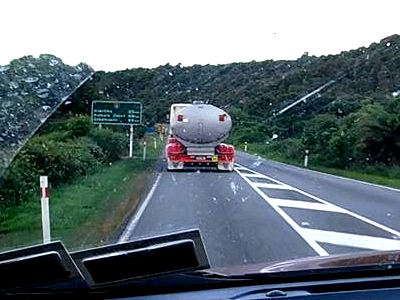 原乳を運搬する２連結式の大型トレーラー