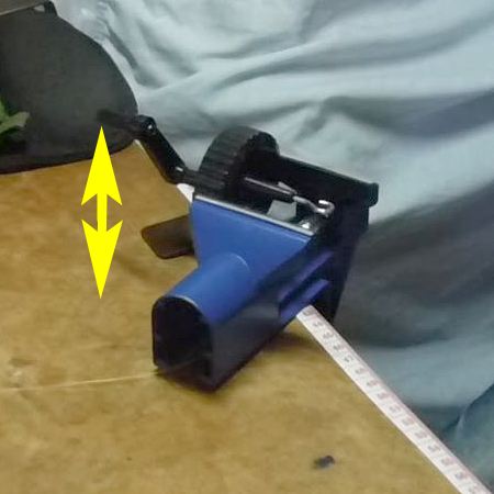 Set the rubber winder on the small bench vice with enough space to turn the handle (yellow arrow).