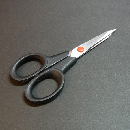 Small scissors that cut well